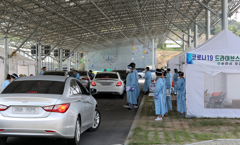 23일 오후 전남 순천시 팔마체육관에 마련된 드라이브 스루 선별진료소에 코로나 19 검사를 받으려는 차량이 길게 늘어서 있다. 연합뉴스