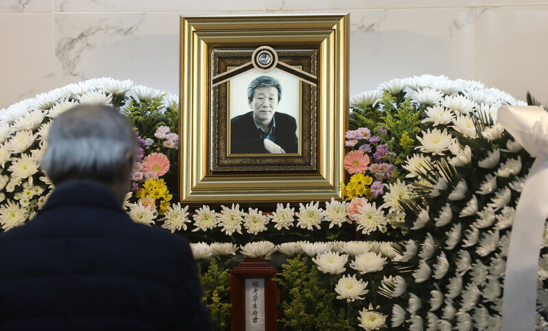 &lt;난장이가 쏘아올린 작은 공&gt;의 작가 조세희 선생의 빈소가 차려진 서울 강동경희대병원 영안실에서 지난달 26일 오후 한 조문객이 고인의 넋을 기리고 있다. 윤운식 선임기자 yws@hani.co.kr