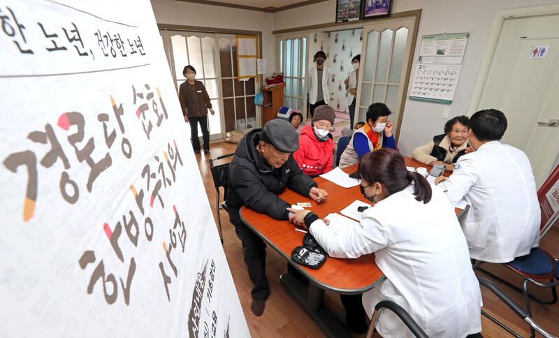 지난 2일 오전 충남 태안군 안면읍 창기2리 경로당에서 열린 태안군보건의료원의 ‘경로당 순회 주치의 사업’ 현장에서 의료진이 어르신의 혈압과 혈당 등을 확인하고 있다. 이정용 선임기자 lee312@hani.co.kr