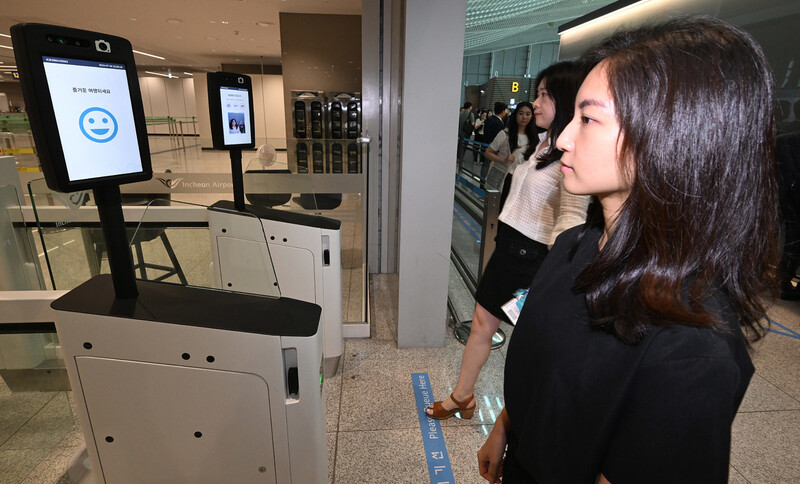 28일 인천국제공항 제2터미널에서 열린 ‘스마트패스 오픈 기념행사’에서 참석자들이 안면인식 스마트패스를 시연하고 있다. 연합뉴스