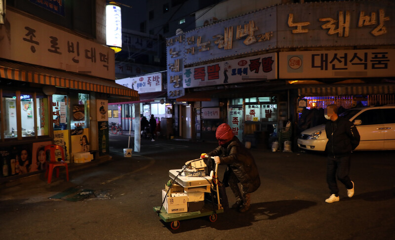 28일 저녁 서울 수유리 먹자골목 상인들이 코로나19 방역정책에 항의하는 의미로 간판의 불을 끄고 영업하고 있다. 연합뉴스