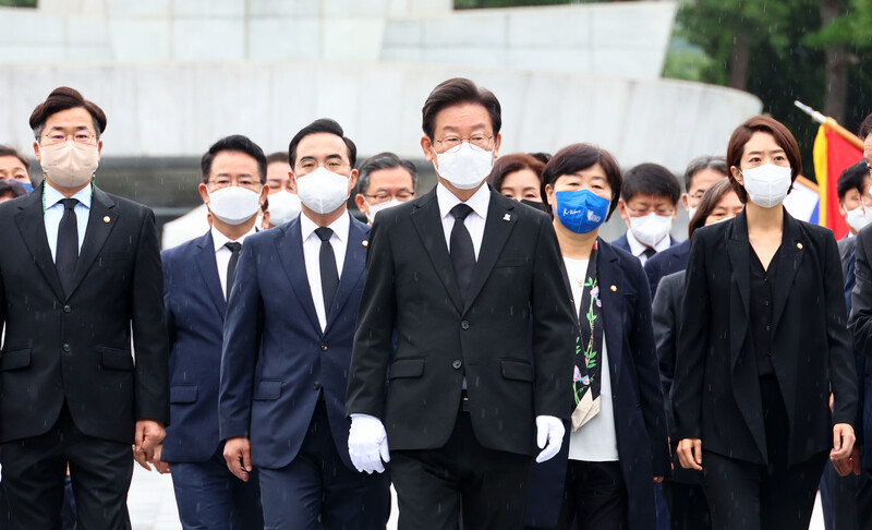 이재명 신임 대표 등 더불어민주당 지도부가 29일 오전 서울 동작구 국립서울현충원을 찾아 현충탑에 참배한 뒤 걸어 나오고 있다. 공동취재사진