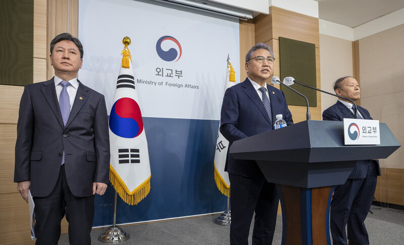 박진 외교부 장관이 지난 6일 서울 종로구 외교부 청사에서 2018년 대법원의 배상 확정판결을 받은 국내 강제징용 피해자들에게 행정안전부 산하 일제강제동원피해자지원재단(이하 재단)이 조성한 재원으로 판결금을 대신 변제하는 방안을 발표하고 있다. 연합뉴스