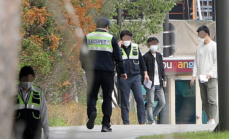 28일 경기도 고양시 덕양구 원흥동 쿠팡 고양 물류센터 입구에서 보안 요원들과 시 공무원들이 분주하게 움직이고 있다. 연합뉴스