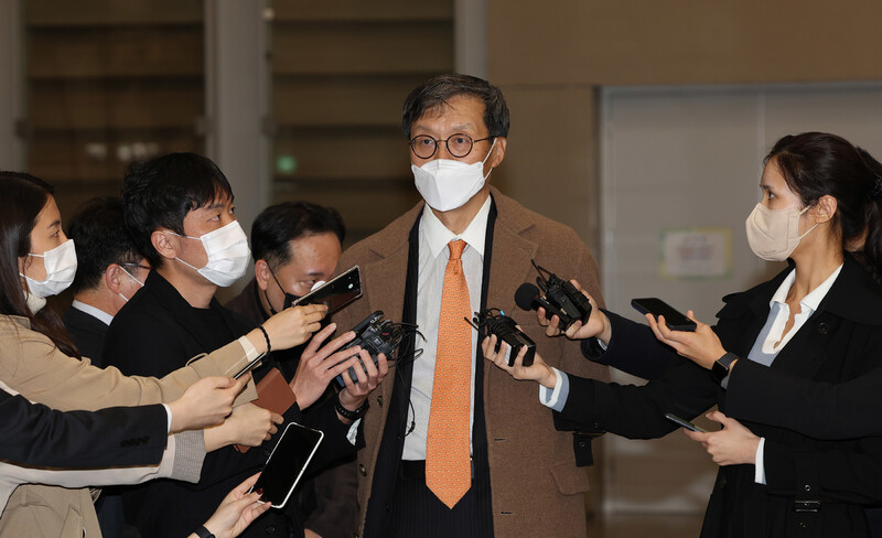 이창용 한국은행 총재 후보자가 지난달 인천국제공항을 통해 귀국해 취재진의 질문에 답하고 있다. 연합뉴스