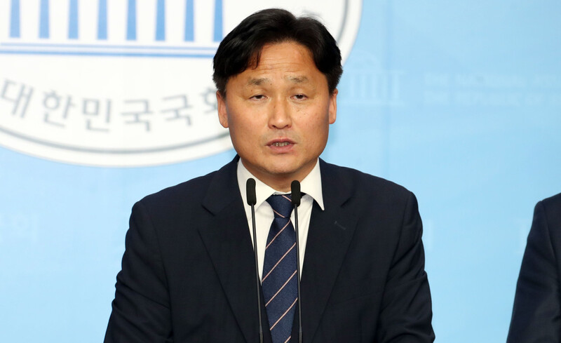 더불어민주당 수석부대표로 임명된 김영진 의원이 10일 오후 국회 소통관에서 열린 기자회견에서 인사말을 하고 있다. 연합뉴스