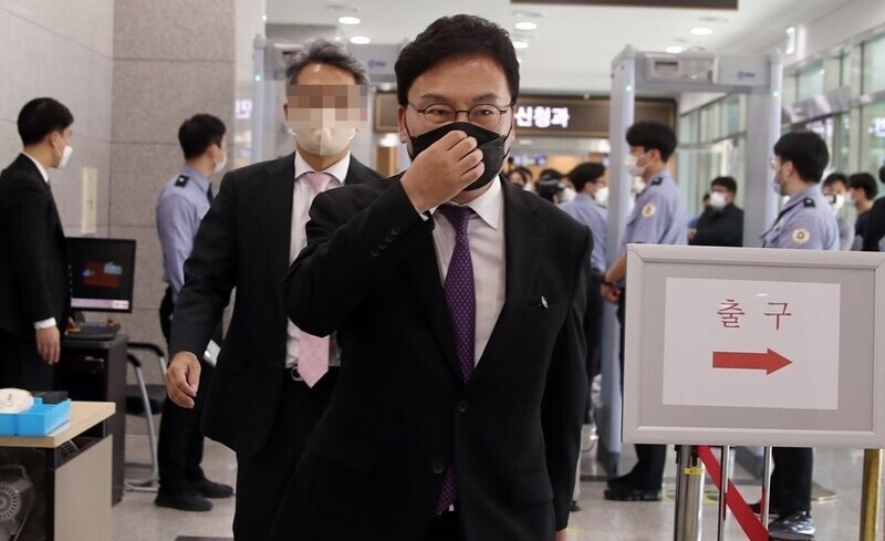 이스타항공 부정채용 의혹을 받는 이상직 전 의원이 10얼14일 오후 구속 전 피의자 심문(영장실질심사)을 받기 위해 전주지법으로 들어오고 있다. 지난 7일 전주지검은 이 전 의원과 최종구 전 이스타항공 대표에 대해 업무방해 혐의로 사전구속영장을 청구했다. 연합뉴스