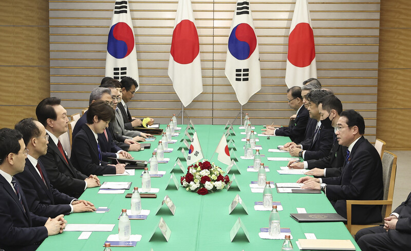 1박2일 일정으로 일본을 방문한 윤석열 대통령이 16일 오후 일본 도쿄 총리 관저에서 기시다 후미오 일본 총리와 한-일 확대 정상회담을 하고 있다. 연합뉴스