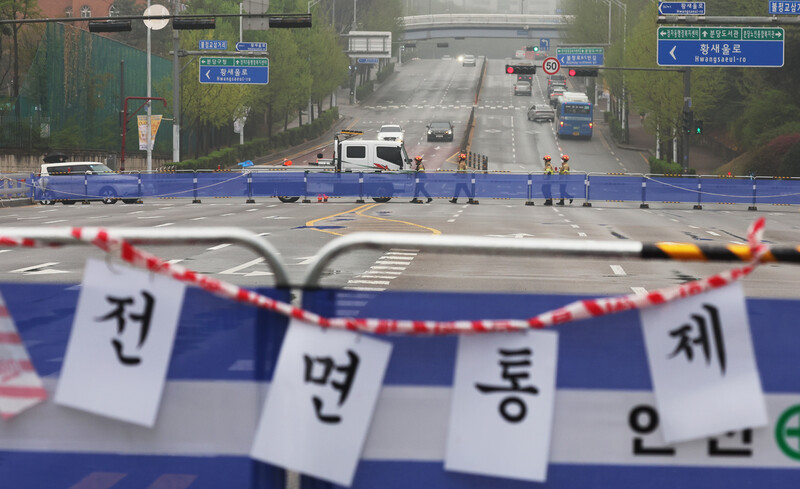 6일 오전 보행로 일부 구간 침하 현상이 확인돼 통제 중인 경기도 성남시 불정교에서 소방 관계자들이 다리를 살펴보고 있다. 전날 경기 성남시 분당구 정자동 정자교에서는 보행로가 붕괴해 2명의 사상자가 발생했다. 연합뉴스