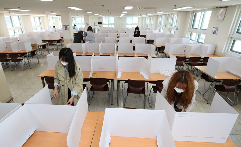 13일 오전 서울 성동구 덕수고등학교에서 영양사 및 교사 등이 급식실에 칸막이를 설치하고 있다. 연합뉴스