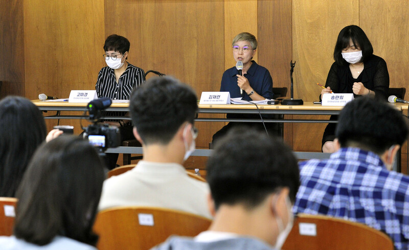 22일 오전 서울 중구 한 기자회견장에서 열린 서울시장에 의한 위력 성폭력 사건 2차 기자회견에서 김재련 법무법인 온-세상 대표변호사가 발언하고 있다. 연합뉴스