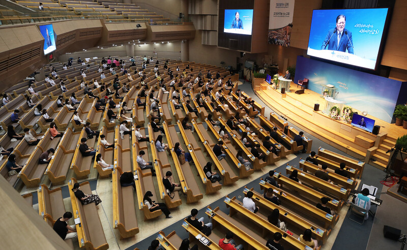 16일 오후 경기도 용인의 한 교회에서 신도들이 ‘거리두기’를 지킨 채 앉아서 예배를 보고 있다. 연합뉴스