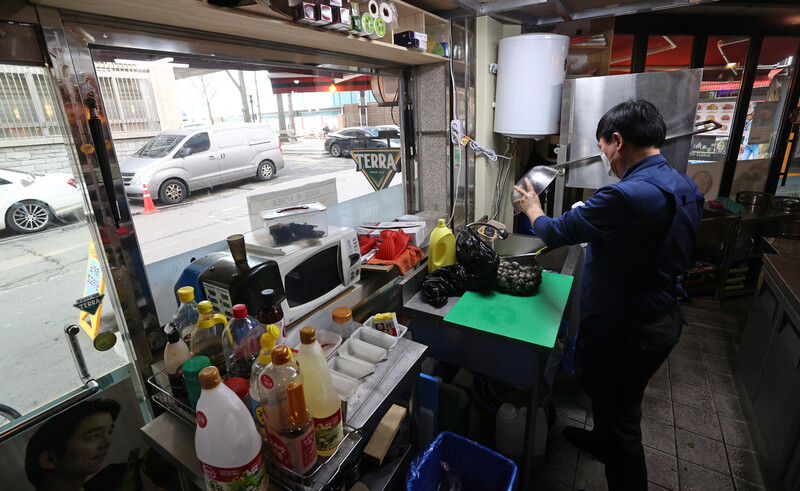 수도권 사회적 거리두기 조치가 2단계로 완화된 15일 오후 서울 중구의 한 호프집에서 사장이 영업을 준비하고 있다. 이날부터 수도권 식당과 카페의 영업시간 제한은 오후 9시에서 10시로 1시간 늦춰졌다. 연합뉴스