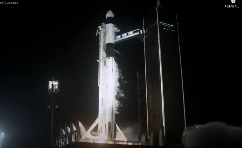재사용 우주선을 탑재한 재사용 로켓 팰컨9이 23일 오전 미국 플로리다 케네디우주선터 39A 발사대에서 이륙하고 있다. 웹방송 갈무리