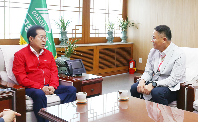 지난 19일 홍준표 대구시장(왼쪽)과 김재욱 칠곡군수가 대구시청 산격동 청사에서 만나 대구 군부대 이전에 대해 논의했다. 칠곡군 제공