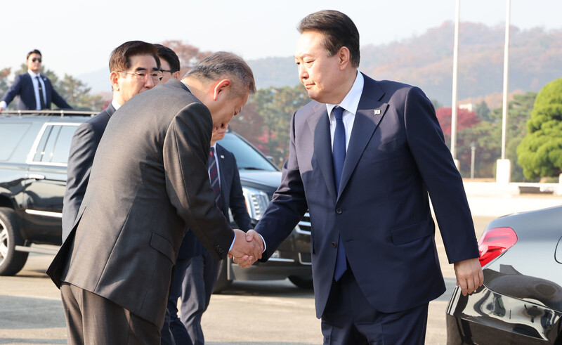 윤석열 대통령이 지난달 11일 아세안(동남아시아국가연합) 및 주요 20개국(G20) 정상회의 참석을 위한 출국에 앞서 서울공항에서 이상민 행정안전부 장관의 인사를 받고 있다. 대통령실사진기자단