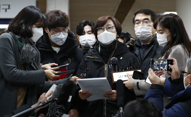 이나영 정의기억연대 이사장이 8일 서울중앙지법에서 일본군 ‘위안부’ 피해자에게 일본 정부가 배상해야 한다고 판결한 데 대해 입장을 밝히고 있다. 공동취재사진