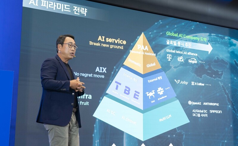 유영상 에스케이텔레콤(SKT) 대표가 지난달 26일 서울 중구 에스케이텔레콤 본사에서 열린 기자간담회에서 인공지능 사업 전략을 소개하고 있다. 에스케이텔레콤 제공