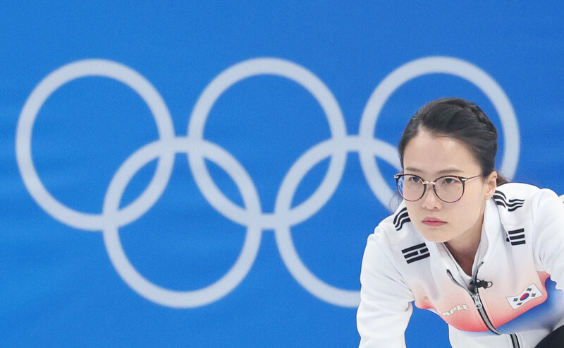 김은정이 14일 중국 베이징 국립 아쿠아틱센터에서 열린 2022 베이징겨울올림픽 컬링 여자 단체전 일본과 경기에서 스톤을 바라보고 있다. 베이징/연합뉴스