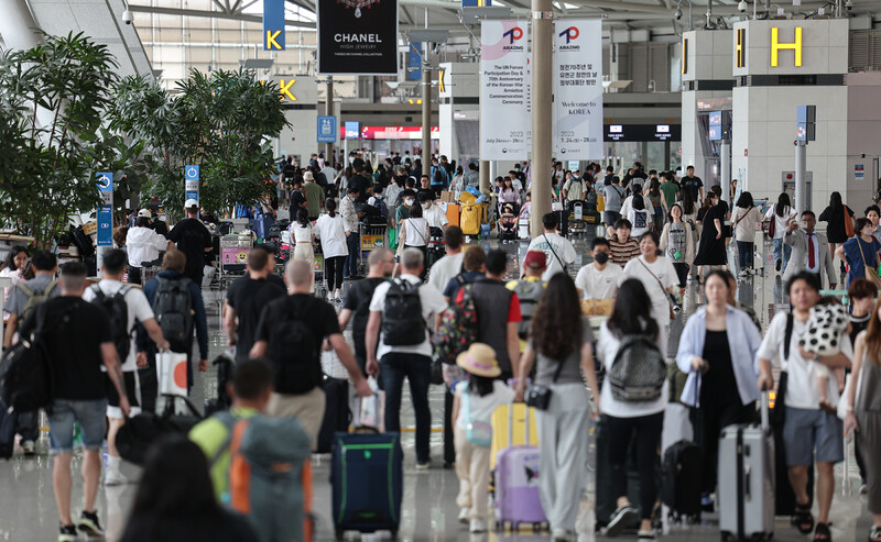 지난 7월 인천국제공항 제1여객터미널 출국장이 이용객으로 북적이는 모습. 연합뉴스