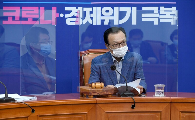 이해찬 더불어민주당 대표가 21일 오전 서울 여의도 국회 당대표회의실에서 좌석에 칸막이가 설치된 가운데 열린 최고위원회의에서 발언하고 있다. 연합뉴스