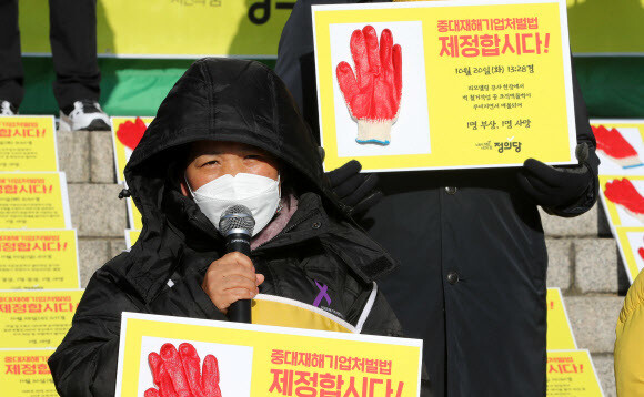 중대재해기업처벌법 제정을 위해 22일째 단식을 하고 있는 김미숙 김용균재단 이사장이 1일 오전 서울 여의도 국회 본관 앞 단식농성장에서 열린 정의당 신년인사회에서 발언하고 있다. 연합뉴스