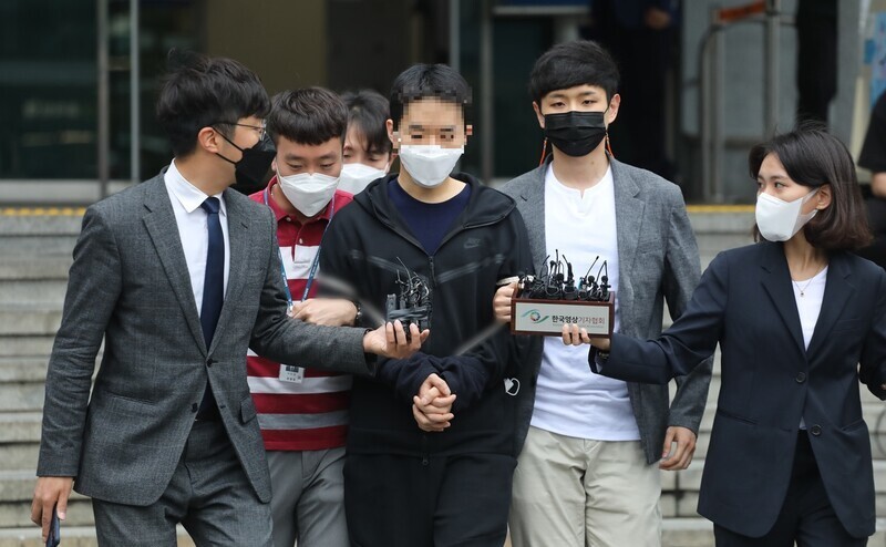 아동·청소년이 포함된 남성들을 유인해 성착취물을 제작·판매한 김영준이 지난해 6월11일 오전 검찰로 송치되기 위해 서울종로경찰서를 나서고 있다. 연합뉴스