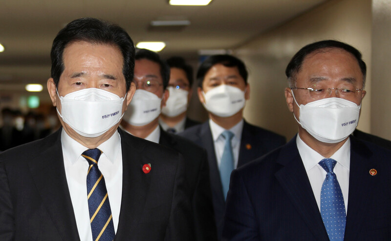 정세균 국무총리(왼쪽)가 29일 반부패정책협의회 결과 브리핑을 위해 홍남기 부총리 겸 기획재정부 장관 등 장관들과 함께 정부서울청사 브리핑실로 이동하고 있다. 참석자들 모두 ‘부동산 부패청산'이라는 글이 쓰여 있는 마스크를 착용하고 있다. 연합뉴스.