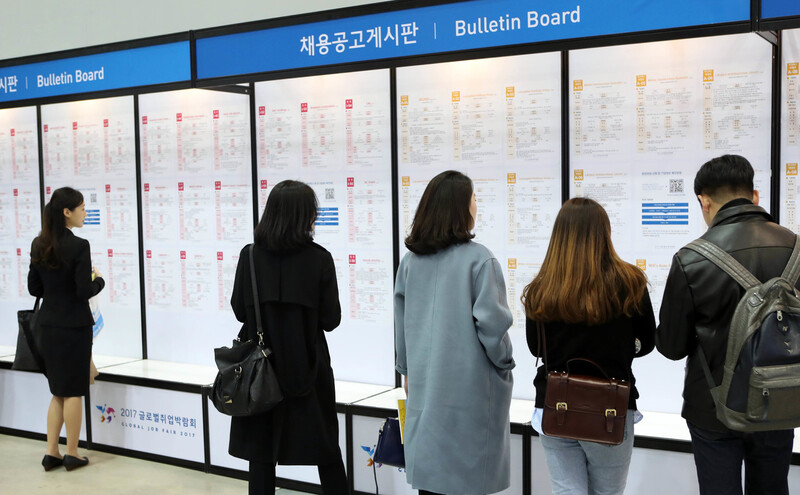 수도권에 비해 가부장적 문화가 더 강하게 남아 있는 ‘부울경’ 지역의 여성들은 취업 전선에서 학력 차별 외에도 젠더 차별이라는 이중의 벽에 부닥친다. 부산 해운대구 벡스코에서 열린 ‘2017 글로벌 취업박람회’에서 해외 취업에 도전하는 구직자들이 채용 정보를 살펴보고 있다. 연합뉴스 수도권에 비해 가부장적 문화가 더 강하게 남아 있는 ‘부울경’ 지역의 여성들은 취업 전선에서 학력 차별 외에도 젠더 차별이라는 이중의 벽에 부닥친다. 부산 해운대구 벡스코에서 열린 ‘2017 글로벌 취업박람회’에서 해외 취업에 도전하는 구직자들이 채용 정보를 살펴보고 있다. 연합뉴스