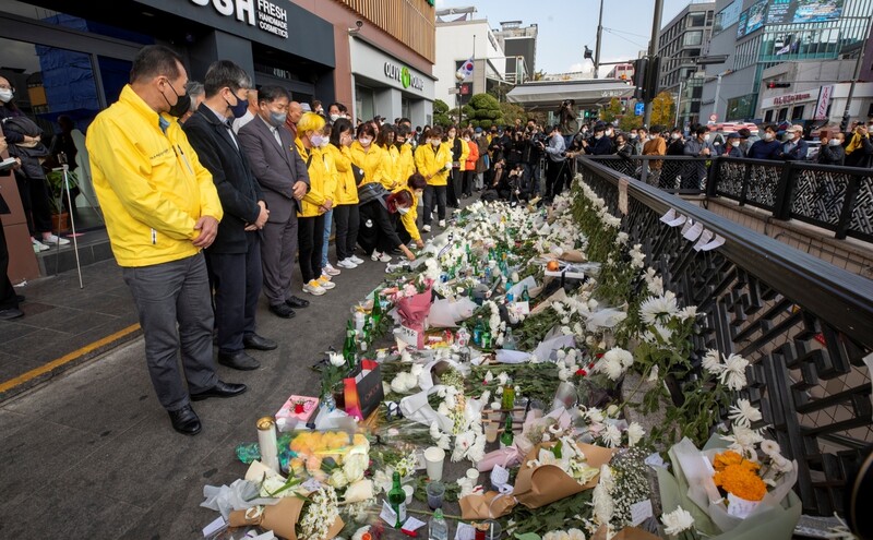 ‘4·16세월호참사가족협의회’ 유가족들과 스텔라데이지호 참사 피해 가족, 생명안전 시민넷 등 시민사회단체들이 10월31일 이태원역에 마련된 희생자 추모 공간을 찾아 묵념하고 있다. 김진수 선임기자