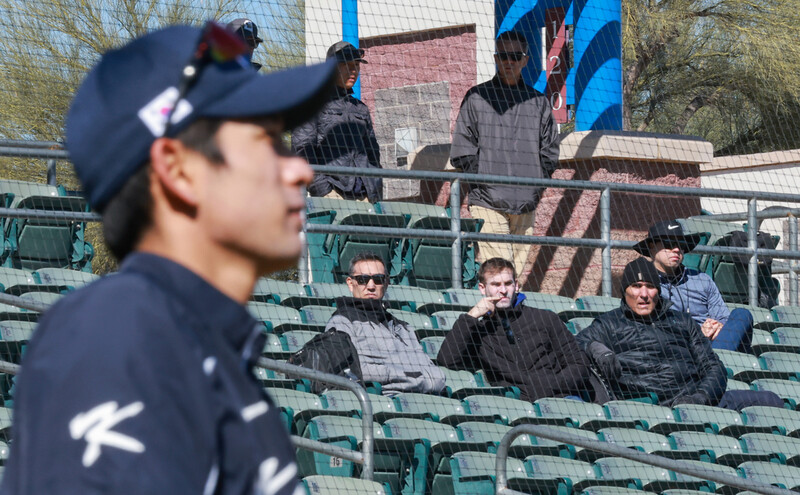 미국 메이저리그 6개 구단 스카우트들이 17일(한국시각) 미국 애리조나주 투손 키노 스포츠콤플렉스에서 열린 2023 세계야구클래식(WBC) 한국 야구대표팀 훈련에서 이정후 등을 지켜보고 있다. 투손/연합뉴스