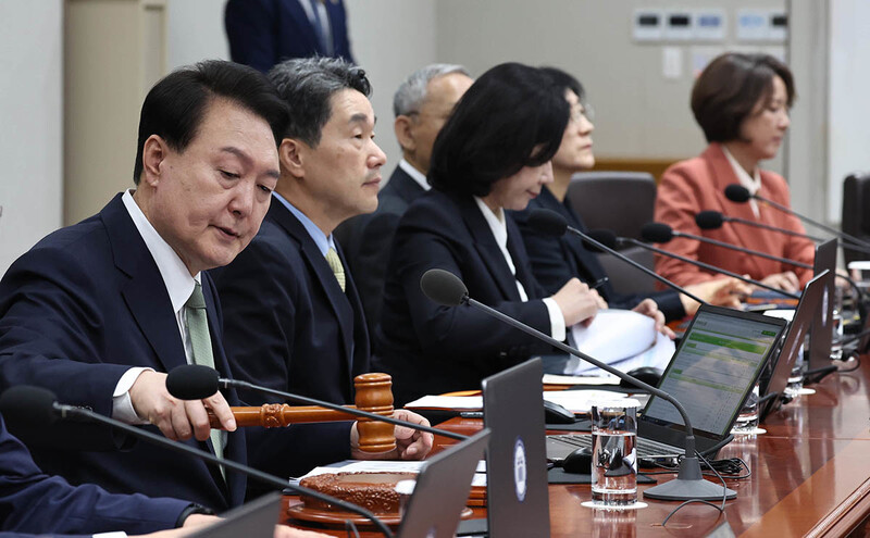 ​윤석열 대통령이 지난 30일 오전 서울 용산 대통령실에서 열린 제45회 국무회의에서 참석해 의사봉을 두드리고 있다. 윤운식 선임기자 yws@hani.co.kr