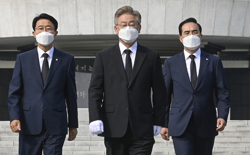 온라인을 통해 대선 출마 선언을 한 이재명 경기도지사가 1일 오전 동작구 국립서울현충원을 찾아 참배하고 있다. 연합뉴스