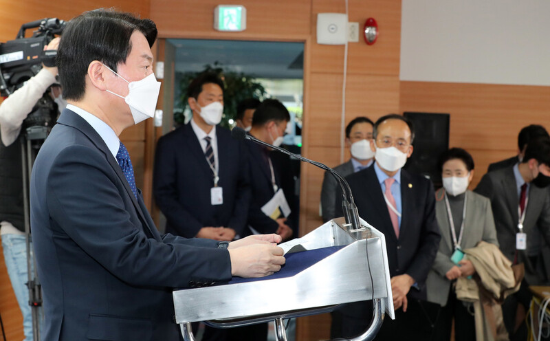 안철수 대통령직 인수위원장이 7일 오전 서울 종로구 통의동 금융연수원에 마련된 인수위 공동기자회견장에서 정부조직개편 관련 브리핑을 하고 있다. 공동취재사진