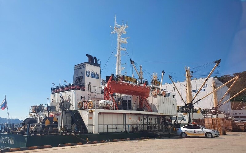 22일 부산 감천항에 입항한 러시아 국적 냉동 화물선인 A호(3천401t). 이 배 선장 등 21명 중 16명이 코로나19 양성 판정을 받았다. 연합뉴스 22일 부산 감천항에 입항한 러시아 국적 냉동 화물선인 A호(3천401t). 이 배 선장 등 21명 중 16명이 코로나19 양성 판정을 받았다. 연합뉴스