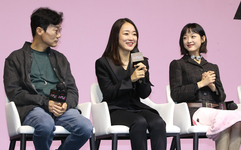 16일 오후 서울 중구 웨스틴조선호텔에서 열린 넷플릭스 시리즈 &lt;오징어 게임&gt; 에미상 수상 기념 간담회에서 제작사 싸이런픽쳐스의 김지연 대표(가운데)가 기자들의 질문에 답하고 있다. 신소영 기자 viator@hani.co.kr