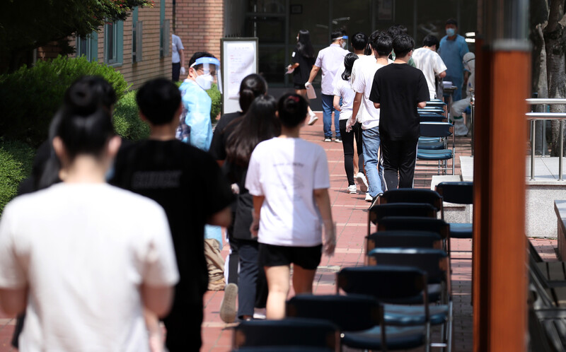 8일 서울 중랑구 원묵고등학교 운동장에 마련된 선별진료소에서 이 학교 학생들이 코로나19 검사를 받기 위해 차례를 기다리고 있다. 코로나19로 등교수업이 제대로 이뤄지지 못하면서, 올해 대입에서 고3이 불리할 것이란 우려가 나오고 있다. 연합뉴스