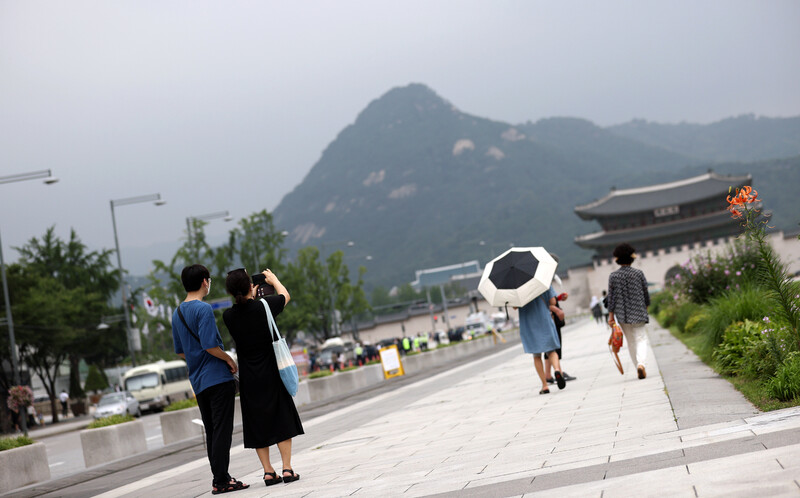 후텁지근한 날씨를 보인 31일 오후 시민들이 광화문 광장에서 시간을 보내고 있다. 연합뉴스
