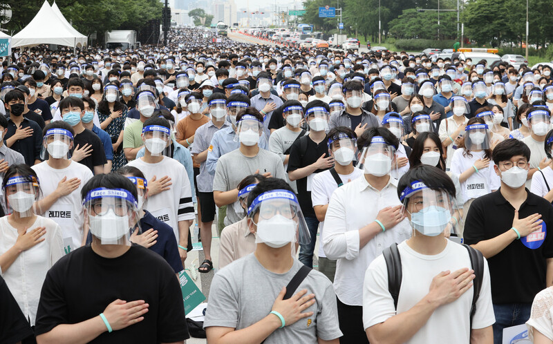 지난 7일 오후 서울 여의도공원 입구에서 대한전공의협의회가 정부의 의사 정원 확대안에 대해 반대하며 단체행동을 하고 있다. 연합뉴스