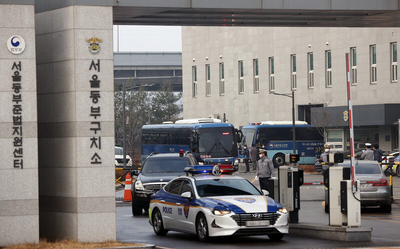 코로나19 집단감염이 발생한 동부구치소에 수감된 확진자들이 지난달 28일 경북 청송교도소 생활치료센터로 이송되고 있다. 연합뉴스