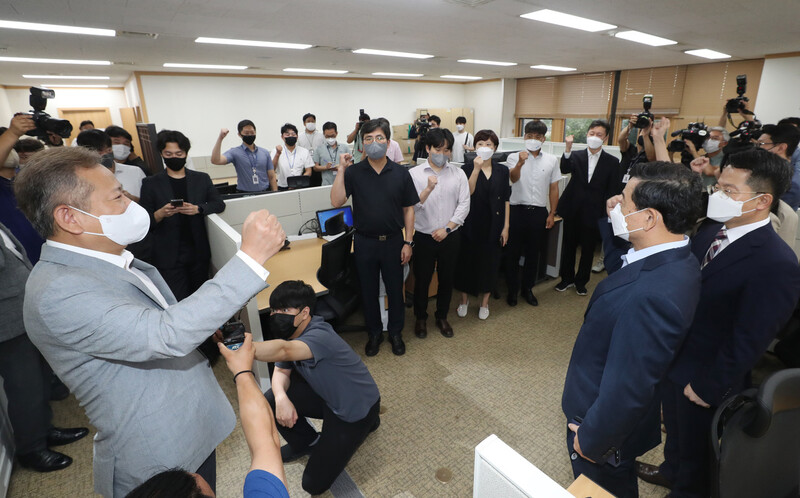 이상민 행정안전부 장관(왼쪽)이 2일 공식 출범한 경찰국 사무실을 방문해 직원들과 ‘파이팅’을 외치고 있다. 연합뉴스