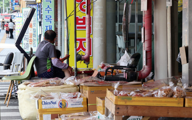 서울 시내의 한 건어물시장에서 상인이 손님이 오기를 기다리고 있다. 연합뉴스