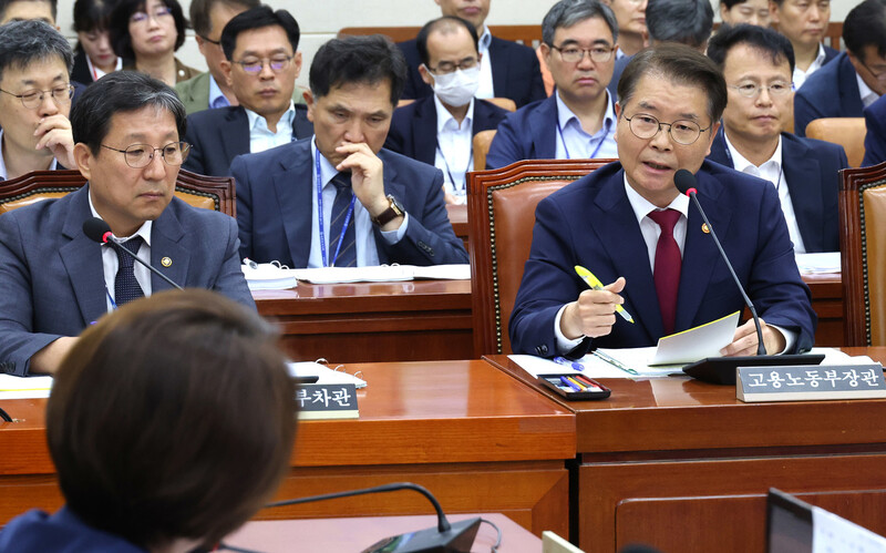 이정식 고용노동부 장관이 14일 오전 서울 여의도 국회에서 열린 환경노동위원회 전체회의에서 의원 질의에 답변하고 있다. 연합뉴스