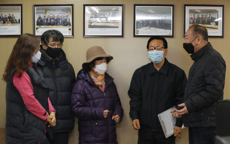 서울 중랑구 신내동 데시앙아파트 정운택 공동주택대표(오른쪽부터)와 김보곤 관리소장 등 입주민이 함께 25일 오후 단지내 관리사무소 회의실에서 아파트 운영 현안에 대한 의견을 나누고 있다. 이정아 기자 leej@hani.co.kr