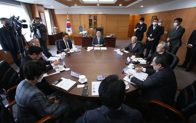 윤석열 대통령 당선자(가운데)가 21일 서울 종로구 통의동 대통령직 인수위원회 집무실에서 경제 6단체장과 회동하고 있다. 공동취재사진