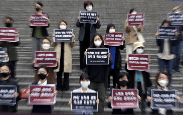 텔레그램 성착취 공동대책위원회 관계자들이 지난달 26일 서울 종로구 세종문화회관 계단 앞에서 기자회견을 열고 텔레그램 성착취 사건의 근본적 해결을 요구하며 이후 활동 방향을 밝히고 있다. 김혜윤 기자 unique@hani.co.kr