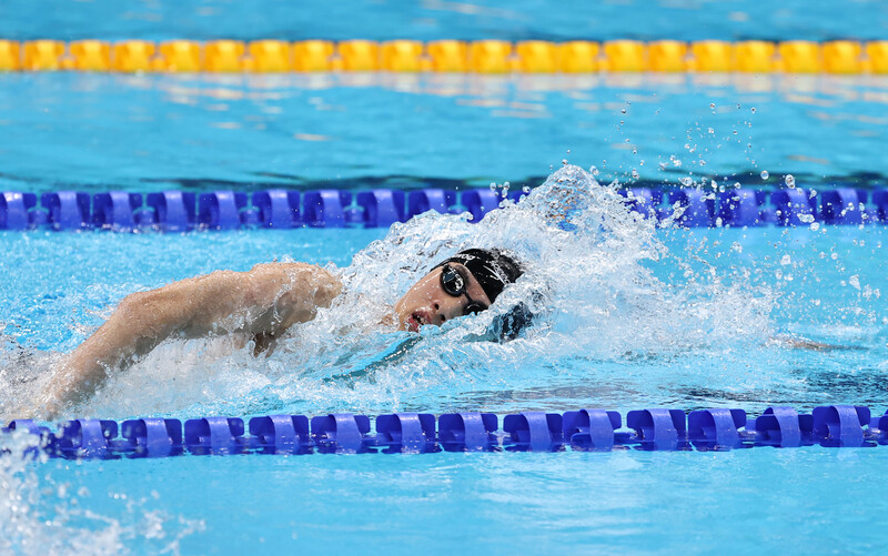 27일 일본 도쿄 아쿠아틱스센터에서 열린 도쿄 올림픽 수영 남자 자유형 200m 결승전에서 황선우가 물살을 가르고 있다. 도쿄/연합뉴스