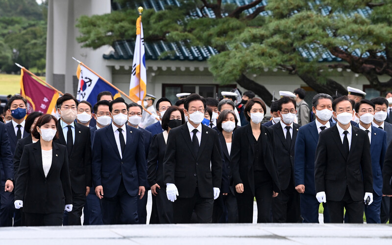 이재명 대표를 비롯한 더불어민주당 신임 지도부가 29일 오전 서울 동작구 국립서울현충원을 찾아 현충탑으로 향하고 있다. 공동취재사진