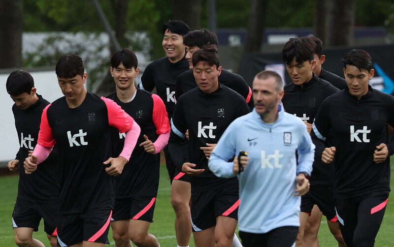 축구 국가대표팀이 30일 파주 축구대표팀트레이닝센터(NFC)에서 열린 오픈트레이닝에서 몸을 풀고 있다. 파주/연합뉴스