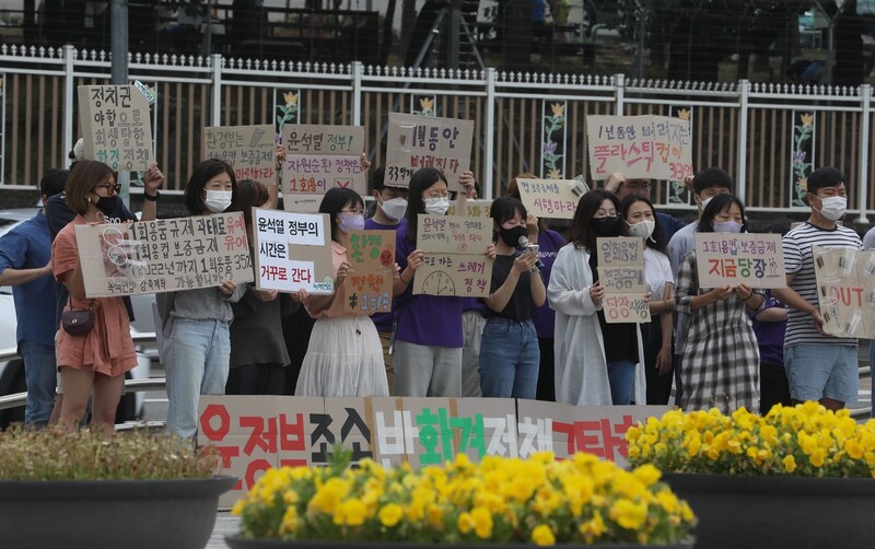 서울환경운동연합, 녹색연합 등 환경단체 회원들이 9일 오전 서울 용산 대통령 집무실 앞에서 정부의 1회용컵 보증금제 유예방침을 규탄하는 시위를 하고 있다. 정부는 6월10일 1회용컵 보증금제 시행을 3주 앞두고 보증금제 시행을 전격 유예한 바 있다. 윤운식 선임기자yws@hani.co.kr